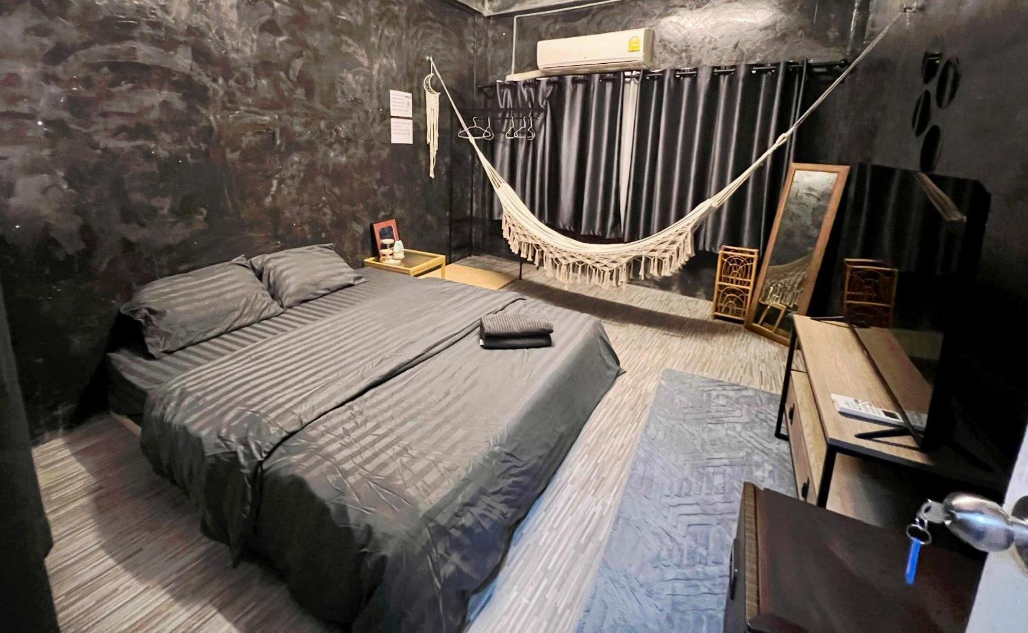 Strays Hostel Bangkok